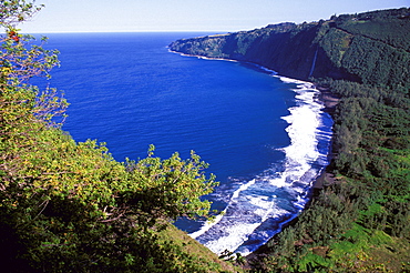 Hawaii, Big Island, Waipio Valley, black sand beach from Waimanua Valley Trail