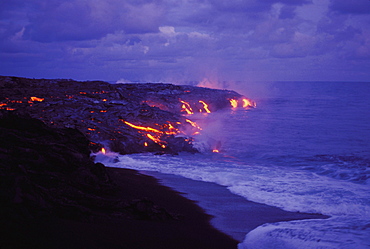 Hawaii, Big Island, Hawaii Volcanoes National Park, Lava action meeting sea