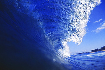 Hawaii, Oahu, Perfect wave on the North Shore.