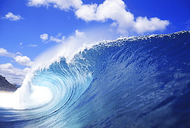 Hawaii, Oahu, North Shore, curling wave at world famous Pipeline.