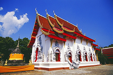 Thailand, Wat Doi Tung, Red, white and gold temple in northern mountains