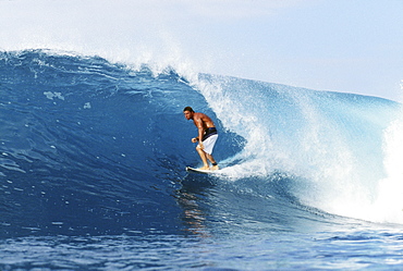 Hawaii, Oahu, North Shore, Backdoor Pipe, Pancho Sullivan riding wave