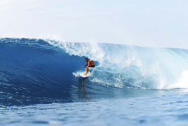 Hawaii, Oahu, North Shore, Backdoor Pipe, Pancho Sullivan riding wave