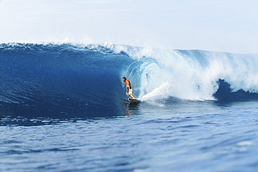 Hawaii, Oahu, North Shore, Backdoor Pipe, Pancho Sullivan riding wave