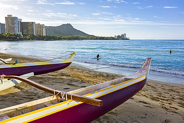 Outrigger canoes, Waikiki and Diamond Head on the island of Oahu, Honolulu, Hawaii, United States of America