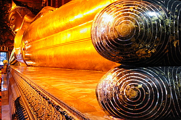 Reclining Buddha at the Wat Pho Monastery (Wat Phra Chetuphon), Bangkok, Thailand, Southeast Asia, Asia 