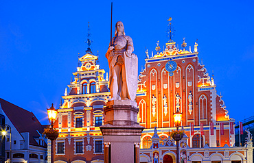 Statue of Roland, House of Blackheads and Schwab House at dusk, Town Hall Square, Old Town, UNESCO World Heritage Site, Riga, Latvia, Europe