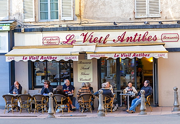 Cafe in the Old Town of Antibes, Antibes, Alpes-Maritimes, Cote d'Azur, France, Europe