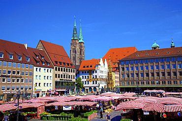 Schoener Brunnen Fountain, Market Square and St. Sebaldus Church, Nuremberg, Bavaria, Germany, Europe