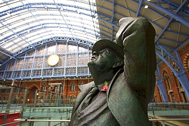 Statue of John Betjeman, St. Pancras Railway Station, London, England, United Kingdom, Europe