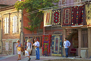 Carpet shop with tourists, Pergamum, Anatolia, Turkey, Asia Minor, Eurasia