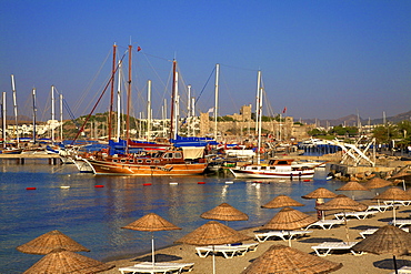 Beach, boats and castle, Bodrum, Anatolia, Turkey, Asia Minor, Eurasia