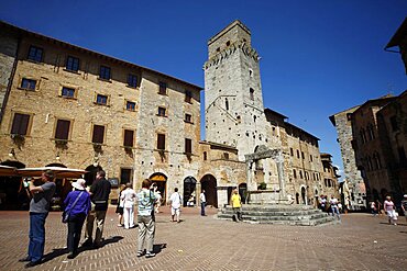 Well, Town Square and towers, San Gimignano, UNESCO World Heritage Site, Tuscany, Italy, Europe