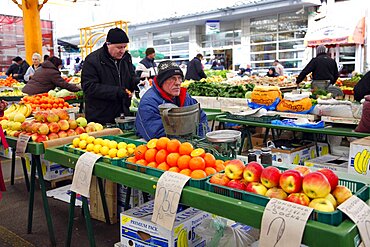 Apples and oranges for sale on stall, Zelena Pijaca Market, Sarajevo, Bosnia, Bosnia and Herzegovina, Europe