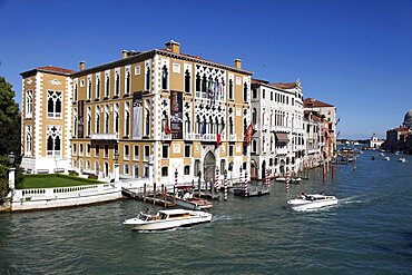 Speed boats, Palazzo Franchetti Cavalli and Barbaro on Grand Canal, Venice, UNESCO World Heritage Site, Veneto, Italy, Europe