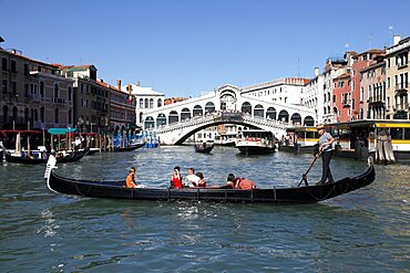 Gondola and the Rialto Bridge over the Grand Canal, Venice, UNESCO World Heritage Site, Veneto, Italy, Europe