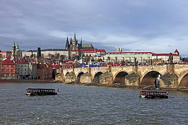 Vltava River, Charles Bridge St. Vitus Cathedral and Castle, UNESCO World Heritage Site, Prague, Czech Republic, Europe