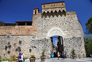 Entrance Gate and Tower, San Gimignano, UNESCO World Heritage Site, Tuscany, Italy, Europe