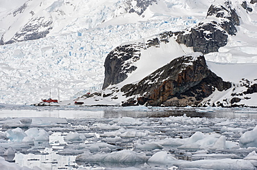 Bahia Paraiso (Paradise Bay), Almirante Brown Argentinean station, Antarctic Peninsula, Antarctica, Polar Regions 