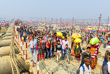 Pilgrims on the way to Allahabad Kumbh Mela, World's largest religious gathering, Allahabad, Uttar Pradesh, India, Asia