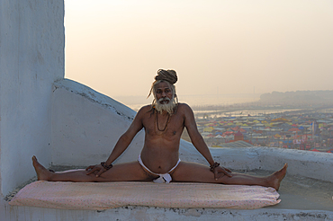 Rome Baba practising yoga, Allahabad Kumbh Mela, largest religious gathering, Allahabad, Uttar Pradesh, India, Asia