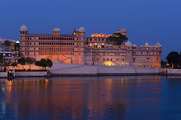 City Palace and Lake Pichola at sunset, Udaipur, Rajasthan, India, Asia