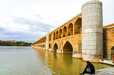 Si-o Se Pol Bridge (Allahverdi Khan Bridge) over Zayanderud River, Esfahan, Iran, Middle East