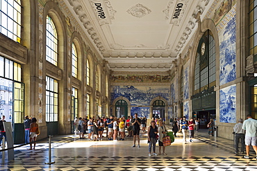 Sao Bento railway station decorated with azulejos, Porto, Portugal, Europe