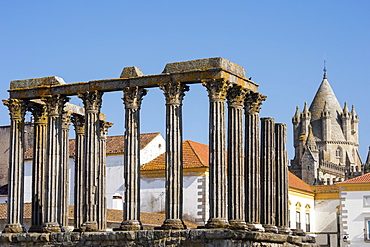 Roman temple of Diana in front of the Santa Maria Cathedral, Evora, UNESCO World Heritage Site, Alentejo, Portugal, Europe