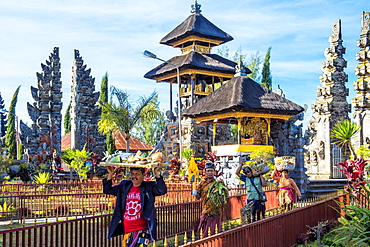 Believers in the Pura Ulun Danu Batur temple, Bali, Indonesia, Southeast Asia, Asia