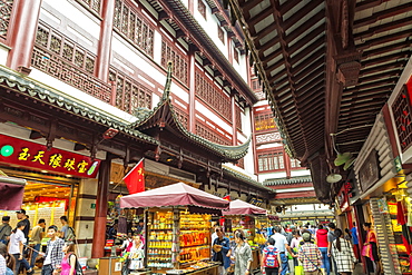 Yu Yuan Gardens Bazaar, Shanghai old city, China, Asia