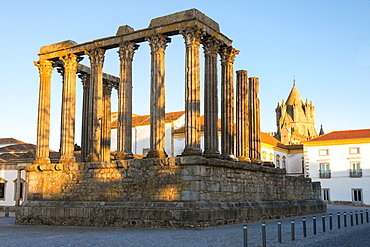 Roman temple of Diana in front of the Santa Maria Cathedral, UNESCO World Heritage Site, Evora, Alentejo, Portugal, Europe