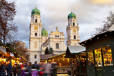 Christmas Market in front of the Cathedral of Saint Stephan, Passau, Bavaria, Germany, Europe