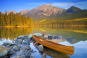 Canoe at Pyramid Lake with Pyramid Mountain in the background, Jasper National Park, UNESCO World Heritage Site, Alberta, The Rocky Mountains, Canada, North America