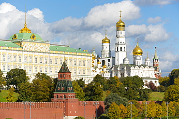 View of the Kremlin on the banks of the Moscow River, UNESCO World Heritage Site, Moscow, Russia, Europe