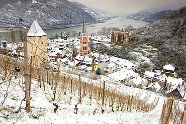 Overview of Bacharach and the Rhine River in winter, Rheinland-Pfalz (Rhineland-Palatinate), Germany, Europe 