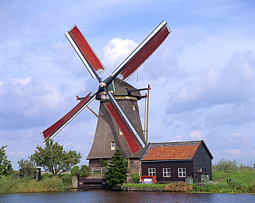 Thatched windmill on the canal at Kindersdijk, The Netherlands (Holland), Europe