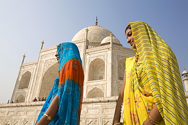 Women in traditional dress in front of the Taj Mahal, UNESCO World Heritage Site, Agra, Uttar Pradesh, India, Asia