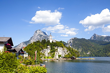 Johannesberg Chapel and Lake Traunsee, Traunkirchen, Salzkammergut, Upper Austria, Austria, Europe