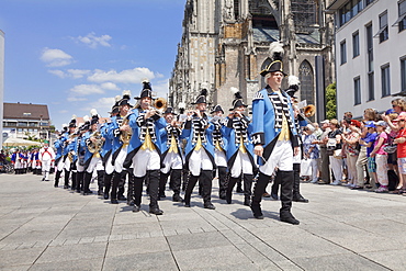 Band (Ulmer Freireiter) in traditional costumes at the historical parade, Munsterplatz square, Fischerstechen, Ulm, Baden Wurttemberg, Germany, Europe