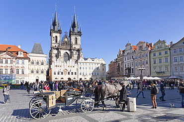 Horse carriage at the Old Town Square (Staromestske namesti) with Tyn Cathedral (Church of Our Lady Before Tyn), Prague, Bohemia, Czech Republic, Europe