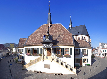 Old Town Hall (Museum of Wine Culture) and St. Ulrich church, Deidesheim, German Wine Route, Pfalz, Rhineland-Palatinate, Germany, Europe 