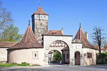 Town gate and Rodertor gate, Rothenburg ob der Tauber, Romantic Road (Romantische Strasse), Franconia, Bavaria, Germany, Europe