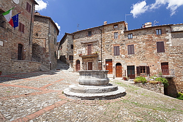 Fountain at village square, Castiglione d'Orcia, Val d'Orcia (Orcia Valley), Siena Province, Tuscany, Italy, Europe