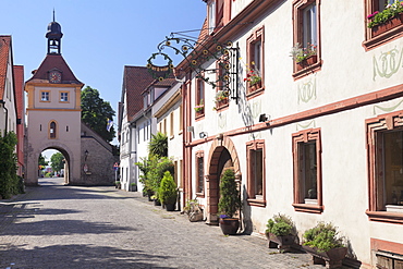 Ochsenfurter Tor Gate, main street, wine village of Sommerhausen, Mainfranken, Lower Franconia, Bavaria, Germany, Europe