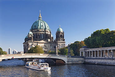 Excursion boat on Spree River, Berliner Dom (Berlin Cathedral), Spree River, Museum Island, UNESCO World Heritage Site, Mitte, Berlin, Europe