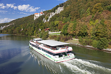 Excursion boat, Prunn Castle, Riedenburg, nature park, Altmuhltal Valley, Bavaria, Germany, Europe