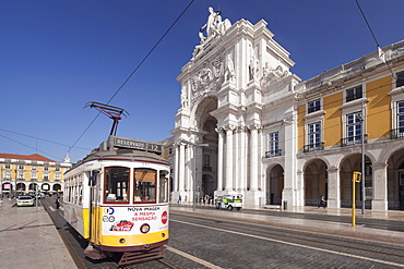 Tram, Arco da Rua Augusta triumphal arch, Praca do Comercio, Baixa, Lisbon, Portugal, Europe