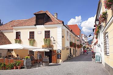 Main street in the old town, Altes Presshaus Restaurant, Durnstein, Wachau, Lower Austria, Europe