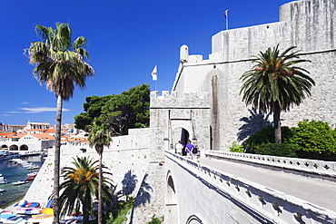 Ploce Gate and Fort Revelin, Old Town, UNESCO World Heritage Site, Dubrovnik, Dalmatia, Croatia, Europe 